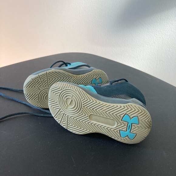 Under Armour shoes - Picture 3 of 5